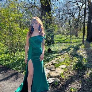 Stunning One-Shoulder Evening Gown/Prom Dress